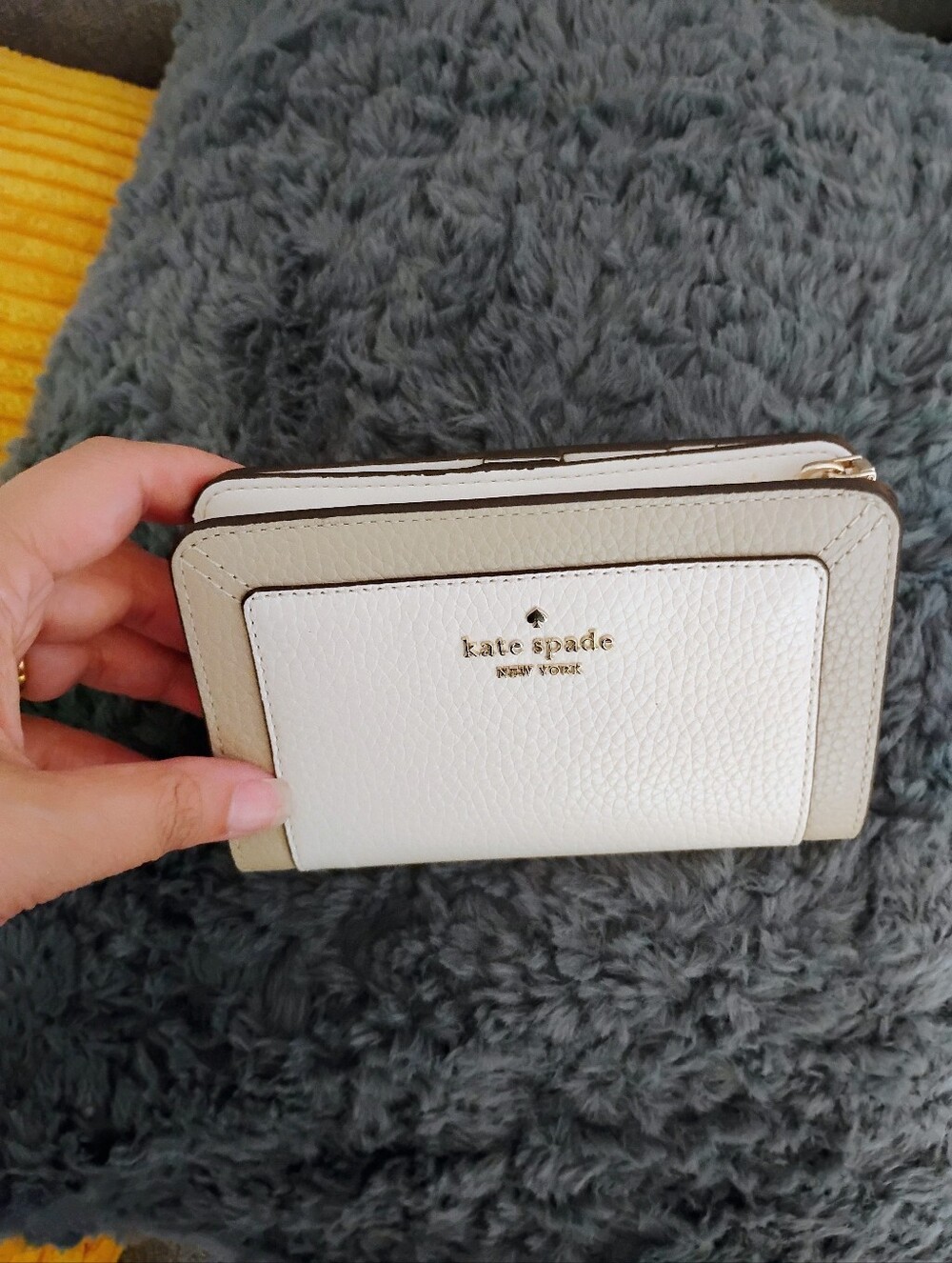 kate spade White and Beige Pebble Leather Compact Wallet New With Tags